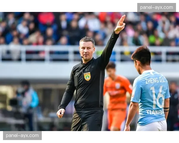 通讯：退役裁判克拉滕伯格谈技术演进，称VAR沟通透明度已通过实时对话直播提升